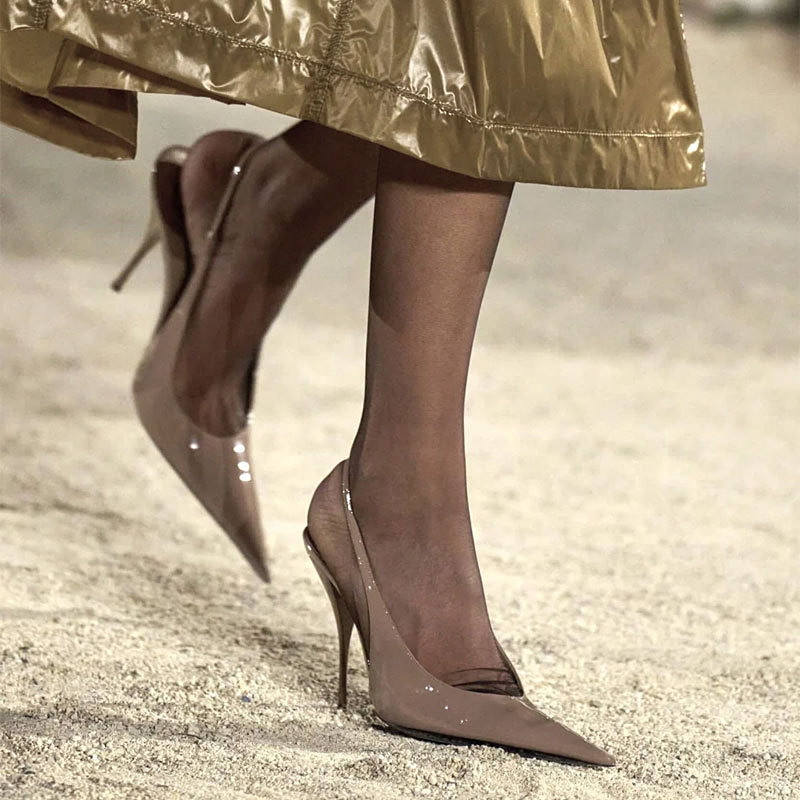エレガントなヌードグロスパテントレザーのスリングバックパンプ - Slingback Heel Formal のレビューと価格